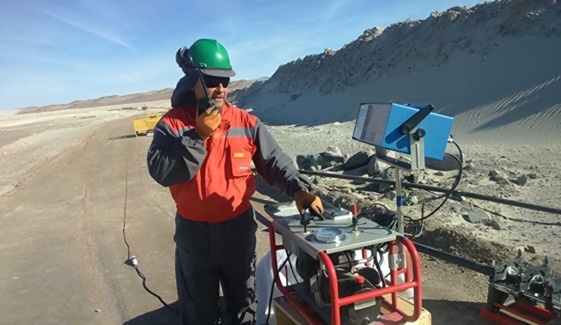 Técnico de Polyden con equipo de soldadura HDPE en faena