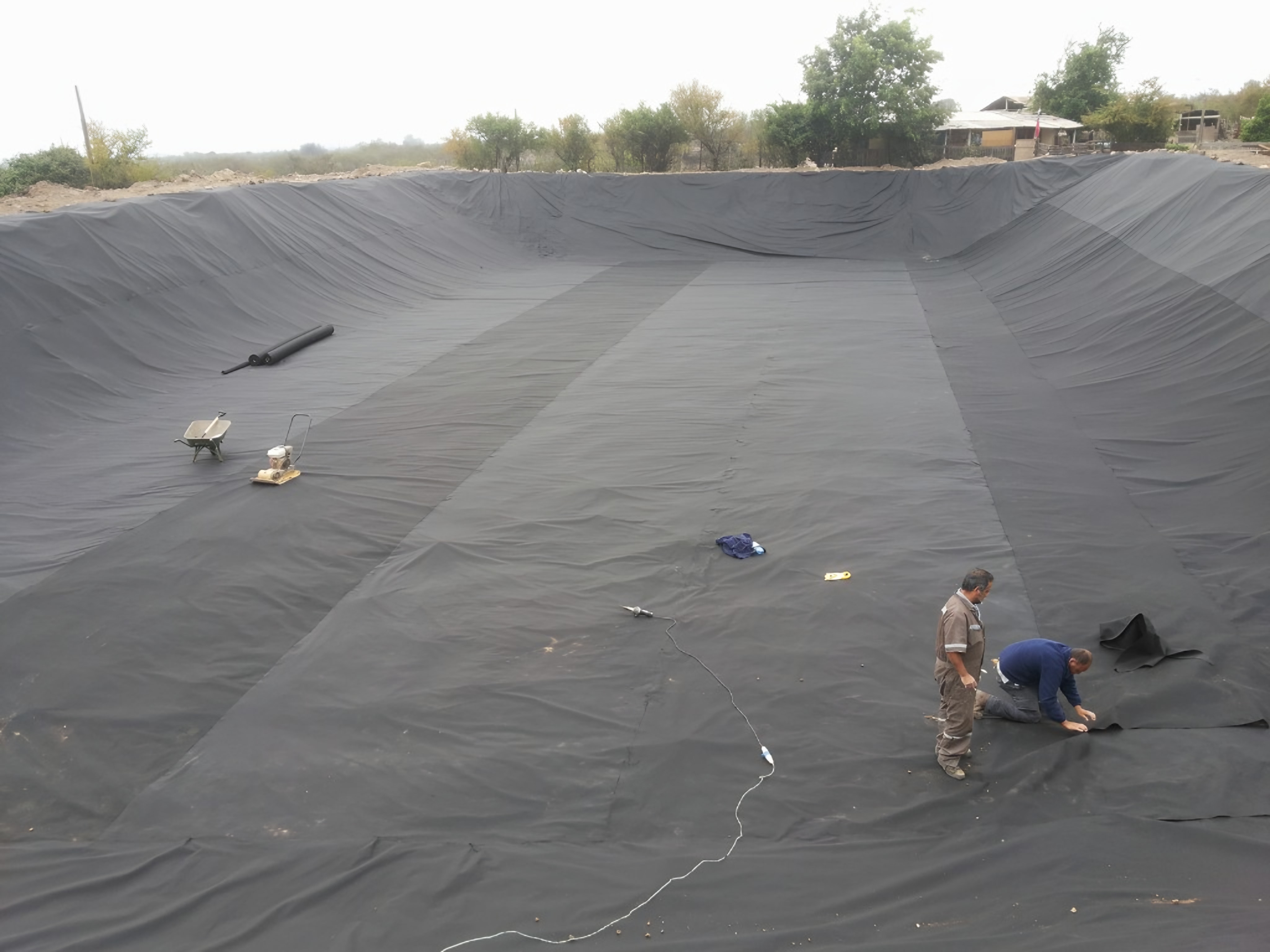 Geotextil instalado en una cubeta
