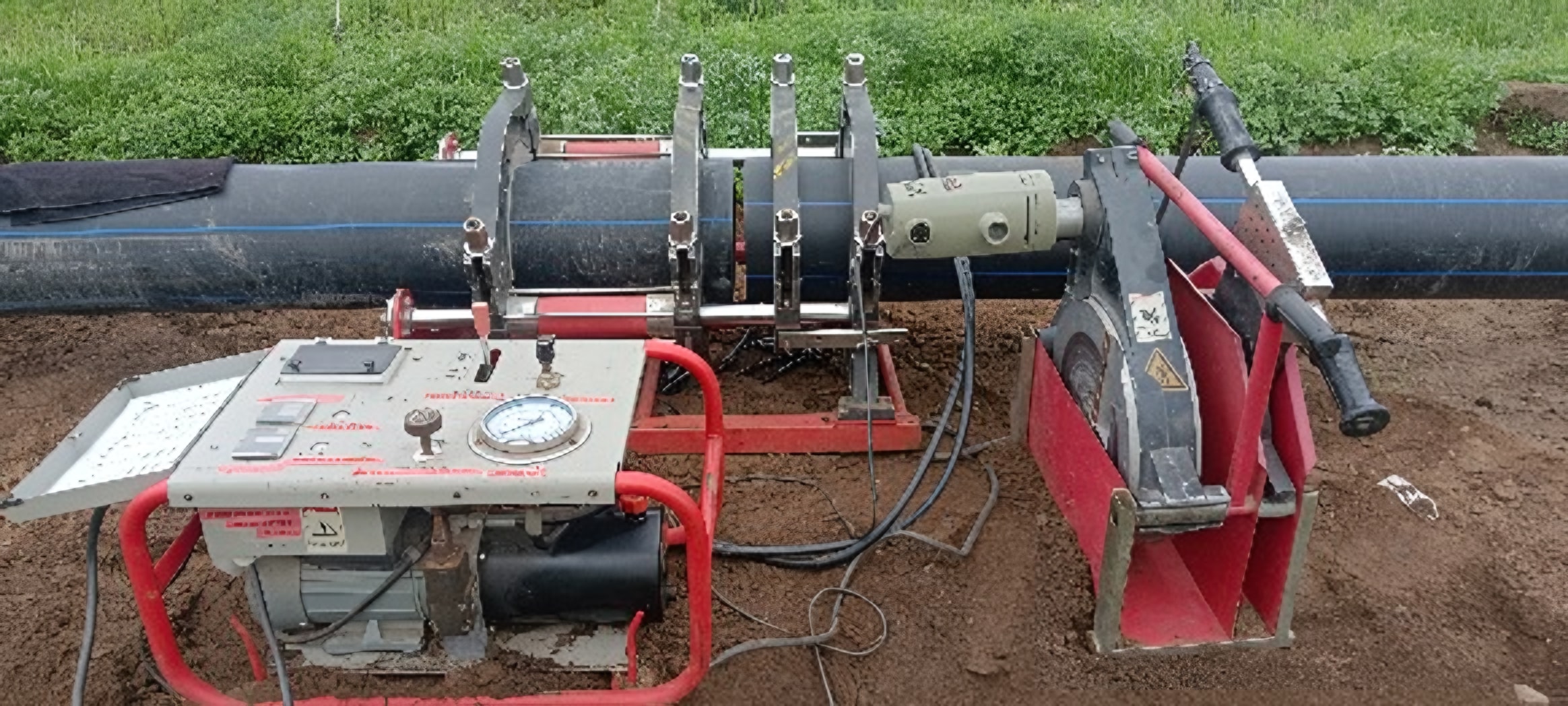 Máquina de termofusión soldando tubería HDPE en terreno
